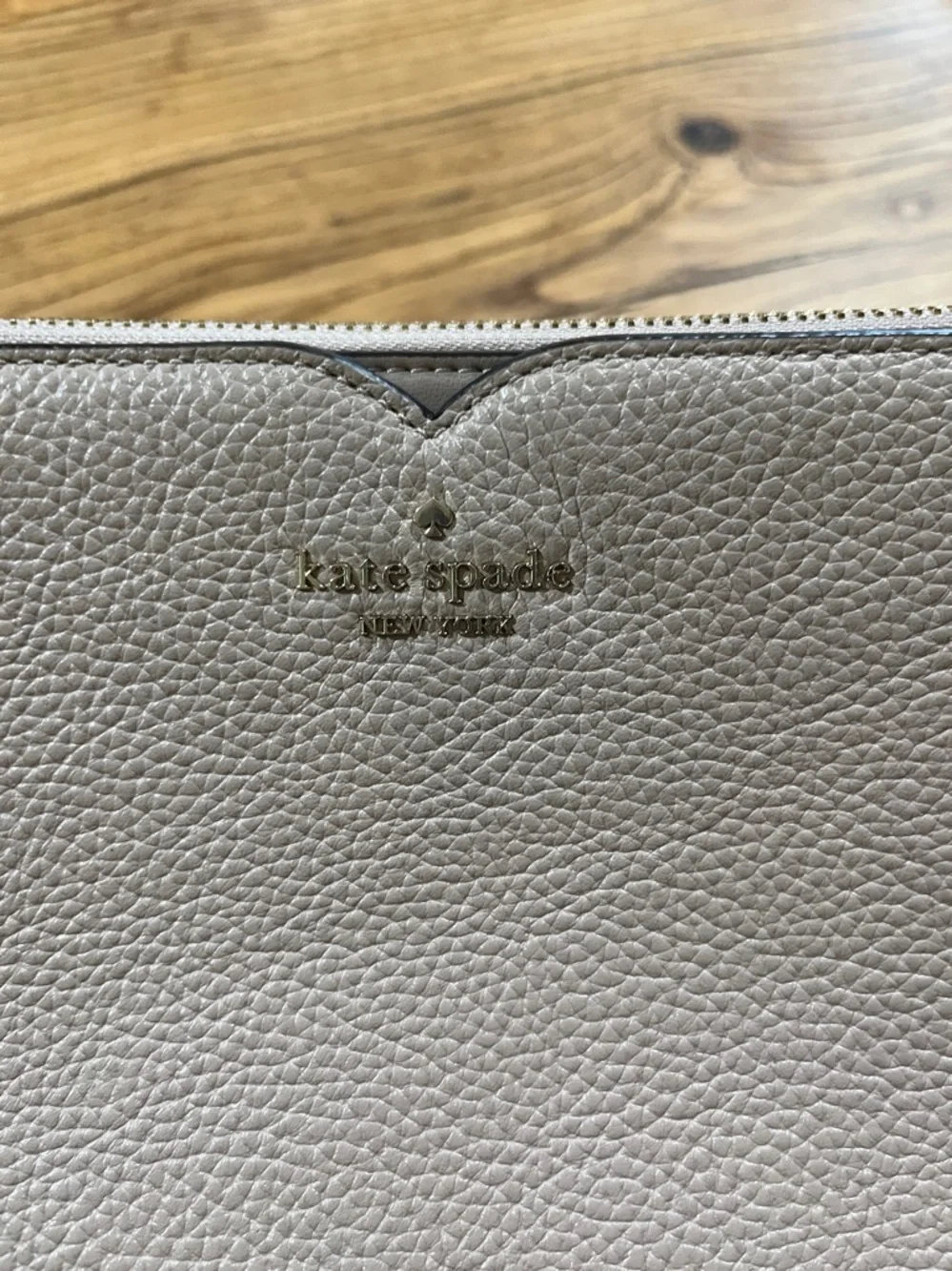 kate spade pebble leather crossbody in light beige with gold logo - Picture 2 of 10
